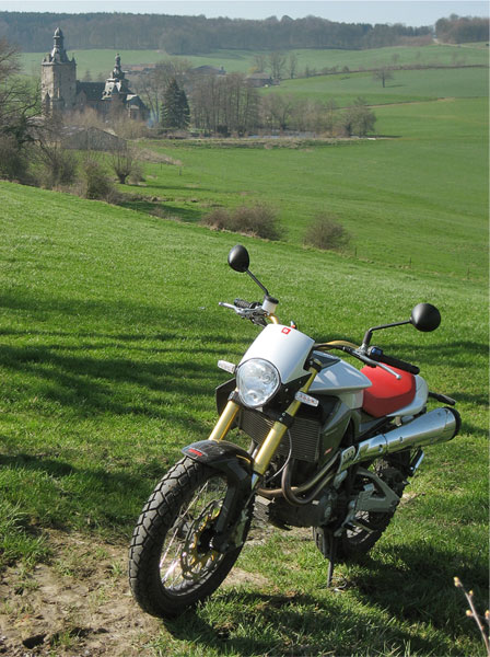 Derbi Mulhacen in front of a castle